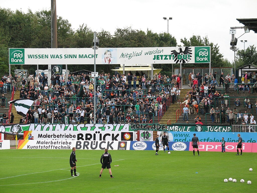 WikiCommons_1024px-SC_Preußen_Münster_Fans