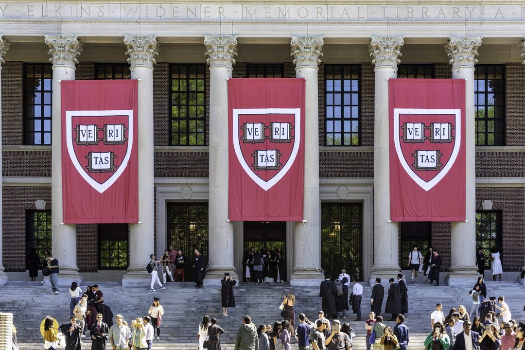 IS-A-COLLEGE-DEGREE-IS-STILL-WORTH-IT-HERE-ARE-3-THINGS-IT-CAN-TEACH-YOU-THAT-AI-CANT-DO