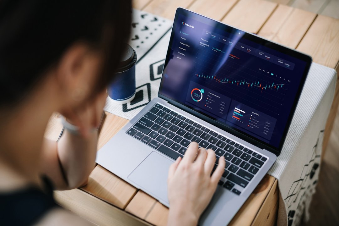 MORE-PEOPLE-ARE-USING-AI-TO-MANAGE-THEIR-MONEY-BUT-THEY-WONT-LET-IT-MAKE-DECISIONS-ALONE